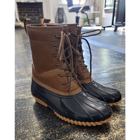 Sporto Shoes - Sporto insulated duck boot. Size 8. Aerial Lace up